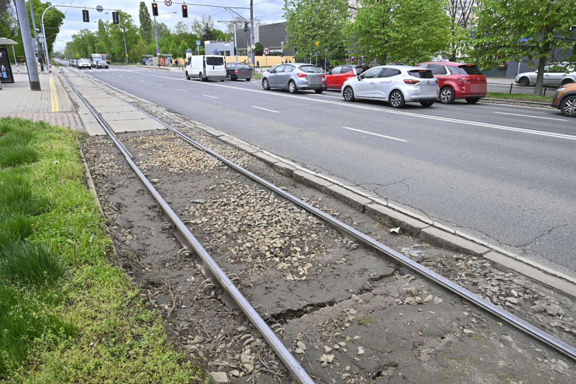 Katastrofalny stan torowiska na al. Waszyngtona. Tramwajarze naprawią tylko fragmenty 
