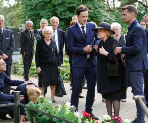 	Barwy szczęścia odc. 1959. Marianna (Ewa Kuzyk-Florczak), Władek (Przemysław Stippa), Darek (Andrzej Niemyt), Sabina (Barbara Kurzaj), Kajtek (Jakub Dmochowski)