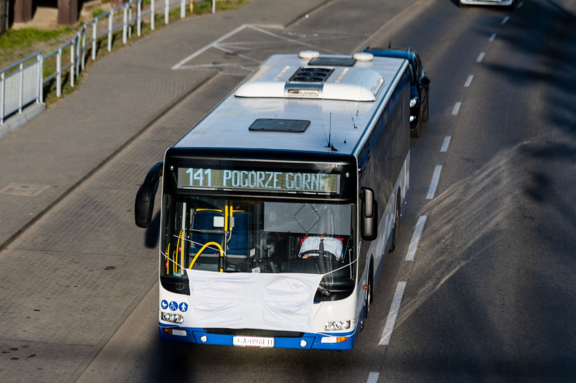 Autobusy w Gdyni, zachęcają do noszenia maseczek
