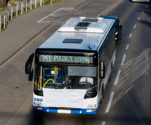 Autobusy w Gdyni, zachęcają do noszenia maseczek