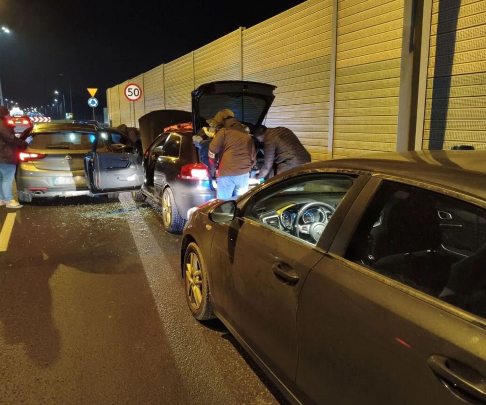 Akcja policji przy autach przy ekranie akustycznym. O rozbiciu grupy narkotykowej przeczytasz na Eska Tarnów.