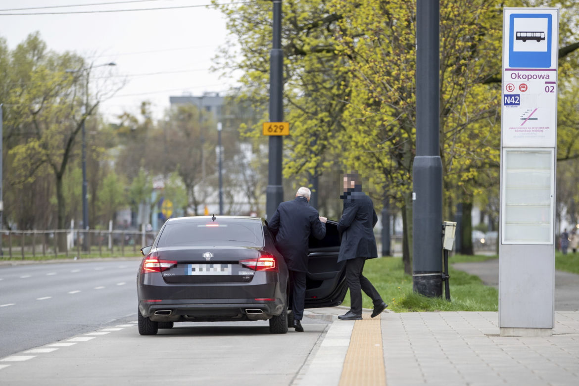 Antoni Macierewicz parkuje na przystanku