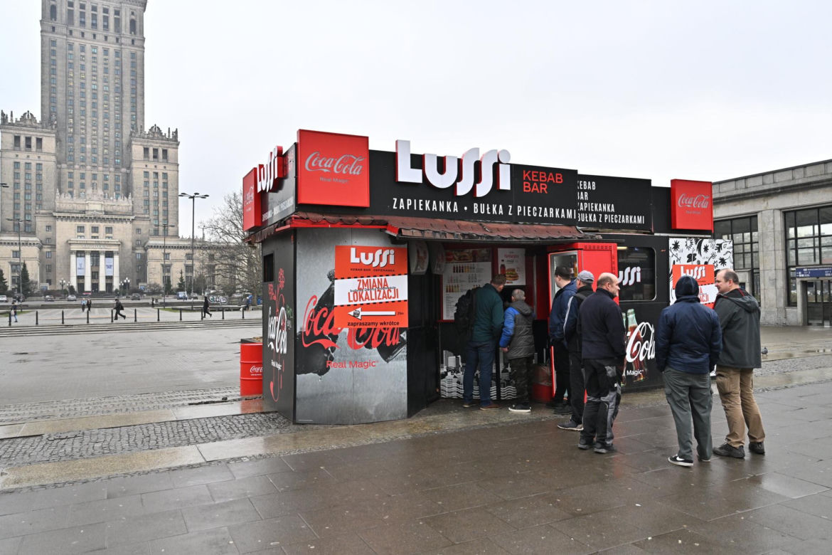 Kultowa budka z zapiekankami zniknie sprzed Pałacu Kultury. Urzędnicy: "To dobrze!" 