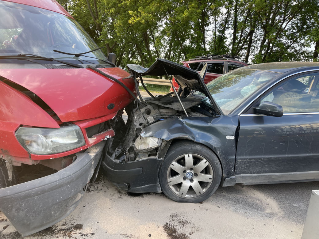  Huknął czołowo passatem w busa. Groźny wypadek w Nieporęcie