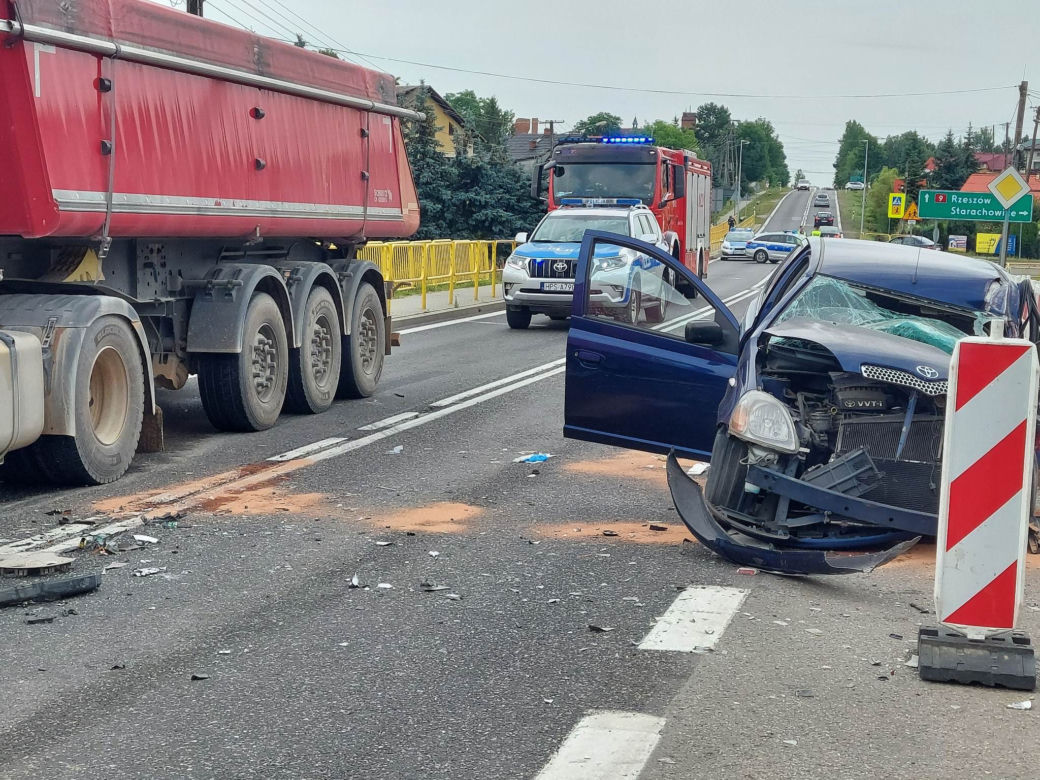Wypadek W Lubieni. Ciężarówka zderzyła się z osobówką