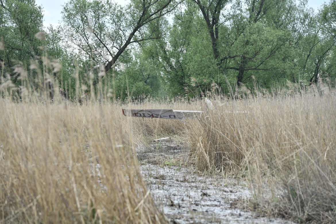 Warszawa. Wojsko wyciąga samolot, który wpadł do bagna