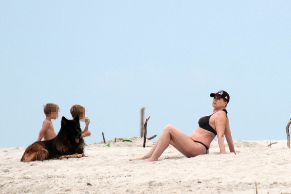 Boska Szapołowska, aktorka na plaży