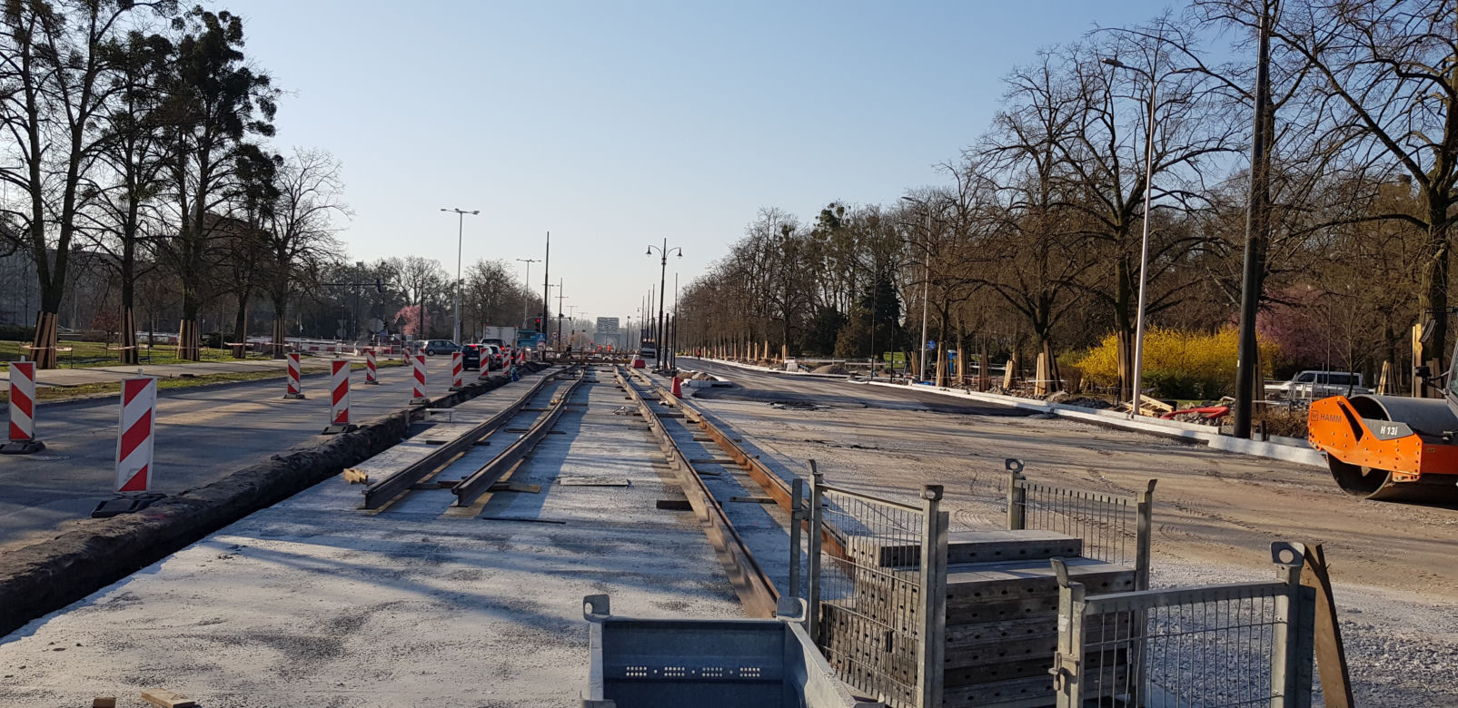 Roboty drogowe na al. św. Jana Pawła II w Toruniu nie zwalniają! Zaglądamy na plac budowy