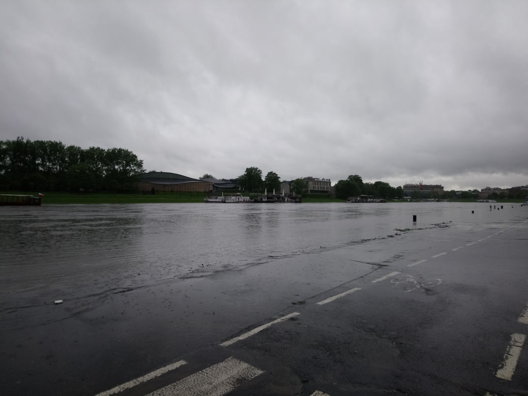 Ulewy w Krakowie 23.05.2019: Wylała Wisła, zalane są bulwary