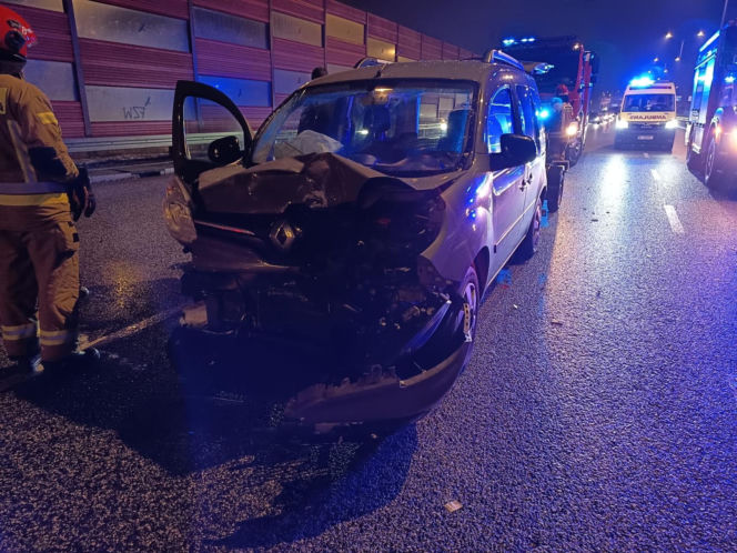 Wielka kraksa na Trasie Łazienkowskiej. Zgasł mu Opel, huknął w niego Renault