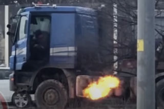 Ciężarówka zaczęła zionąć ogniem! Kierowca zachował pełen spokój - WIDEO