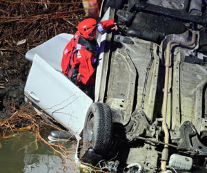 Dachował i wpadł do rzeki