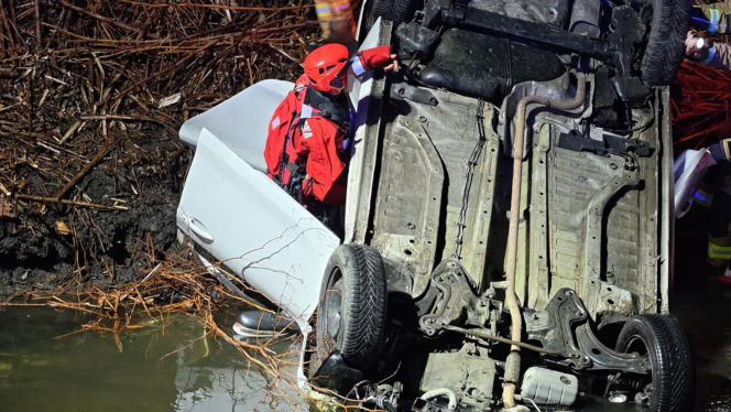 Dachował i wpadł do rzeki