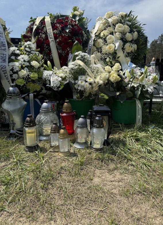 Tuż po 27-urodzinach na Łukasza spadł samolot. Przejmujący widok na grobie żołnierza. "Dumnie służyłeś Ojczyźnie"