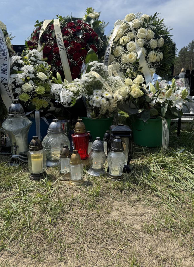 Tuż po 27-urodzinach na Łukasza spadł samolot. Przejmujący widok na grobie żołnierza. "Dumnie służyłeś Ojczyźnie"