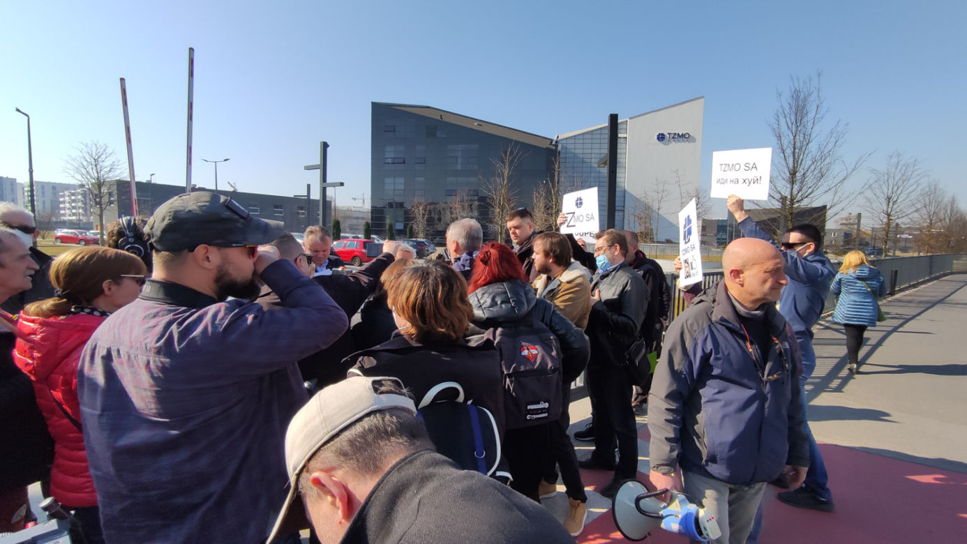Protest pod siedzibą TZMO. Co dalej z Toruńskimi Zakładami Materiałów Opatrunkowych w Rosji?