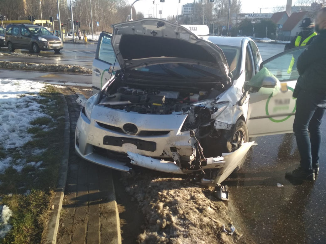 Karambol w Olsztynie z udziałem karetki i taksówki