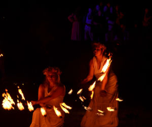 Pokaz fireshow w wykonaniu tancerzy i tancerek Teatru Ognia „Mantra” z Makowa Mazowieckiego