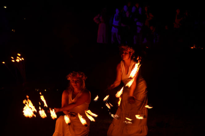 Pokaz fireshow w wykonaniu tancerzy i tancerek Teatru Ognia „Mantra” z Makowa Mazowieckiego
