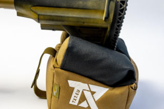 Haitański Krawiec szyje świetne worki strzeleckie