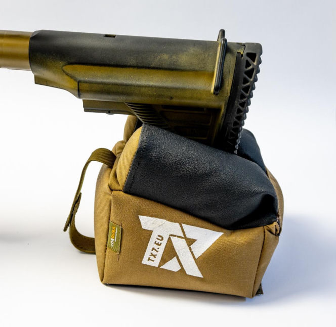 Haitański Krawiec szyje świetne worki strzeleckie