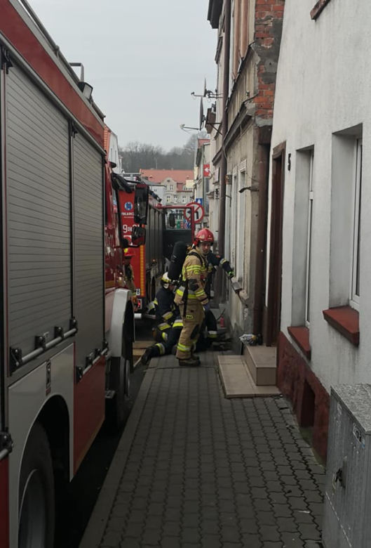 Groźny pożar w kamienicy. Z ogniem walczyło 6 zastępów straży. EWAKUOWANO mieszkańców