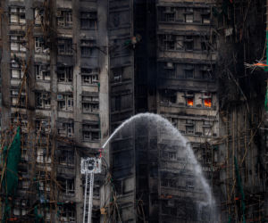 To najtragiczniejszy pożar w Hongkongu od dziesięcioleci. Bilans ofiar wzrósł do 94. Strażacy muszą przeszukać 2 tysiące mieszkań