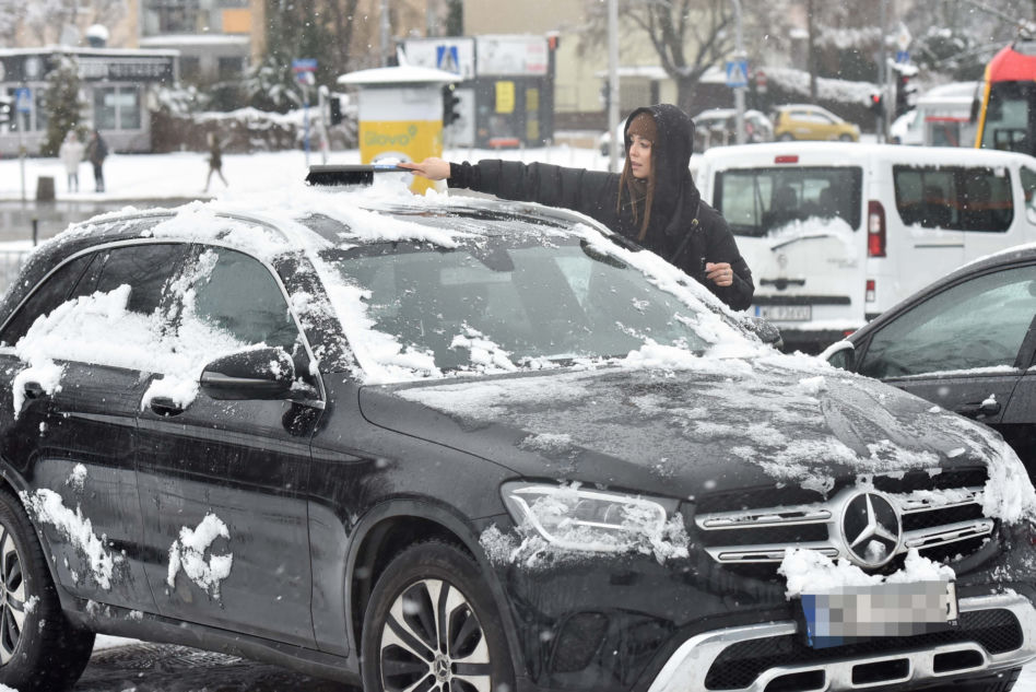 Izabella Krzan odśnieżyła samochód