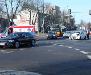 Zderzenie suzuki z karetką na sygnale na skrzyżowaniu Zamienieckiej z Ostrobramską