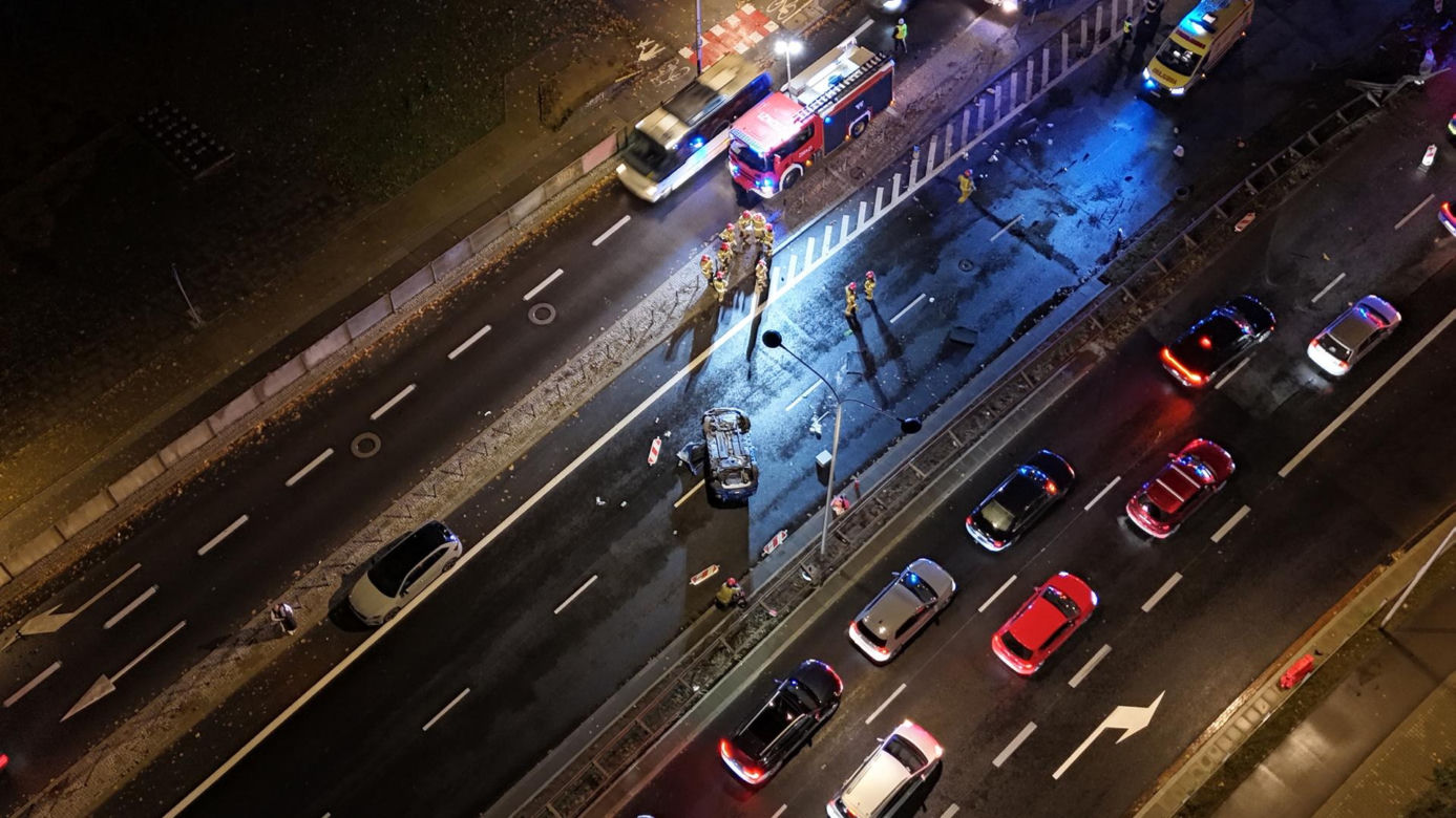 Auto rosyjskiej ambasady dachowało w Warszawie! Odłamki uszkodziły inne pojazdy