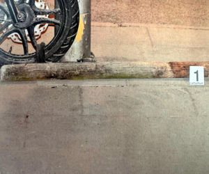 Agresywny mężczyzna dewastował przejeżdżające auta w Warszawie