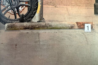 Agresywny mężczyzna dewastował przejeżdżające auta w Warszawie