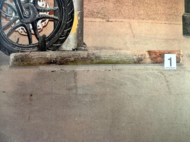 Agresywny mężczyzna dewastował przejeżdżające auta w Warszawie