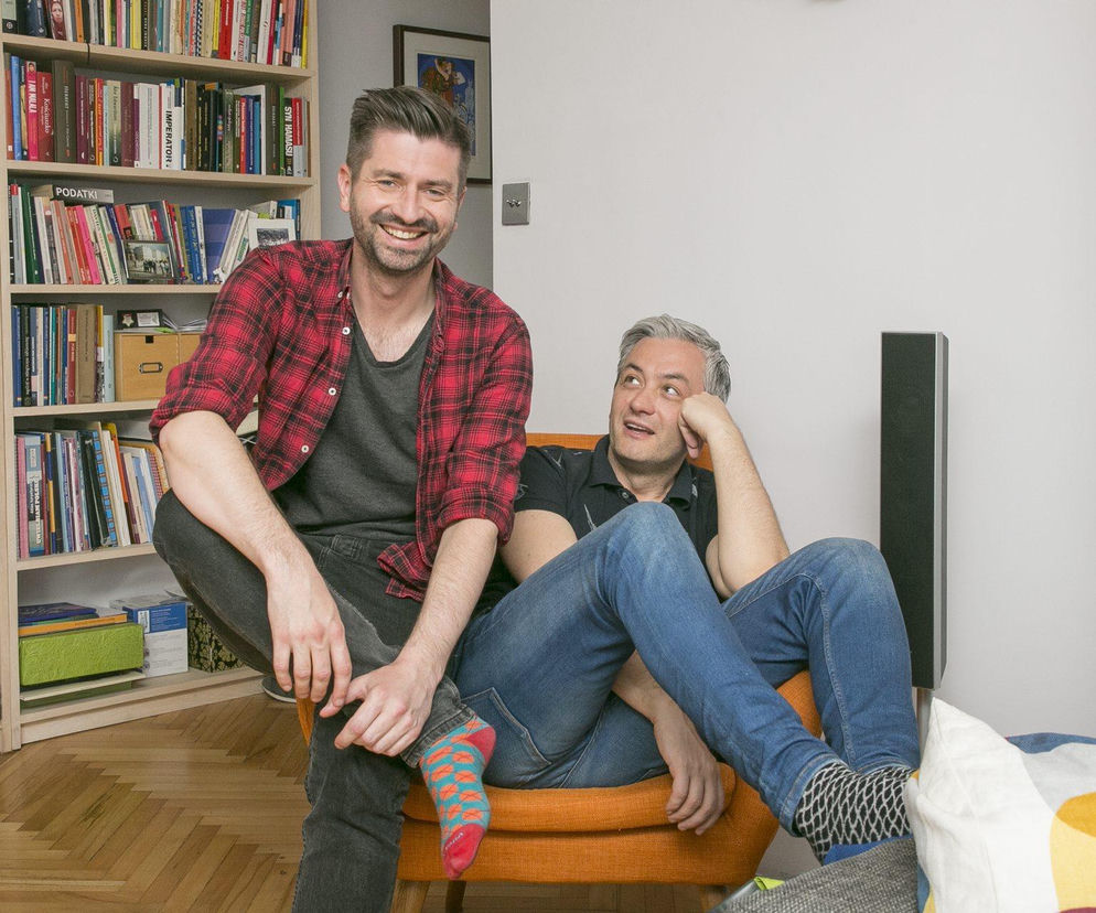 Robert Biedroń uśmiecha się do obiektywu, siedząc na podłokietniku fotela, a w fotelu siedzi Krzysztof Śmiszek, opierając głowę na dłoni, patrząc w bok. W tle widoczny regał z książkami. Na Poradnik Zdrowie można przeczytać o walce Śmiszka z chorobą kości.