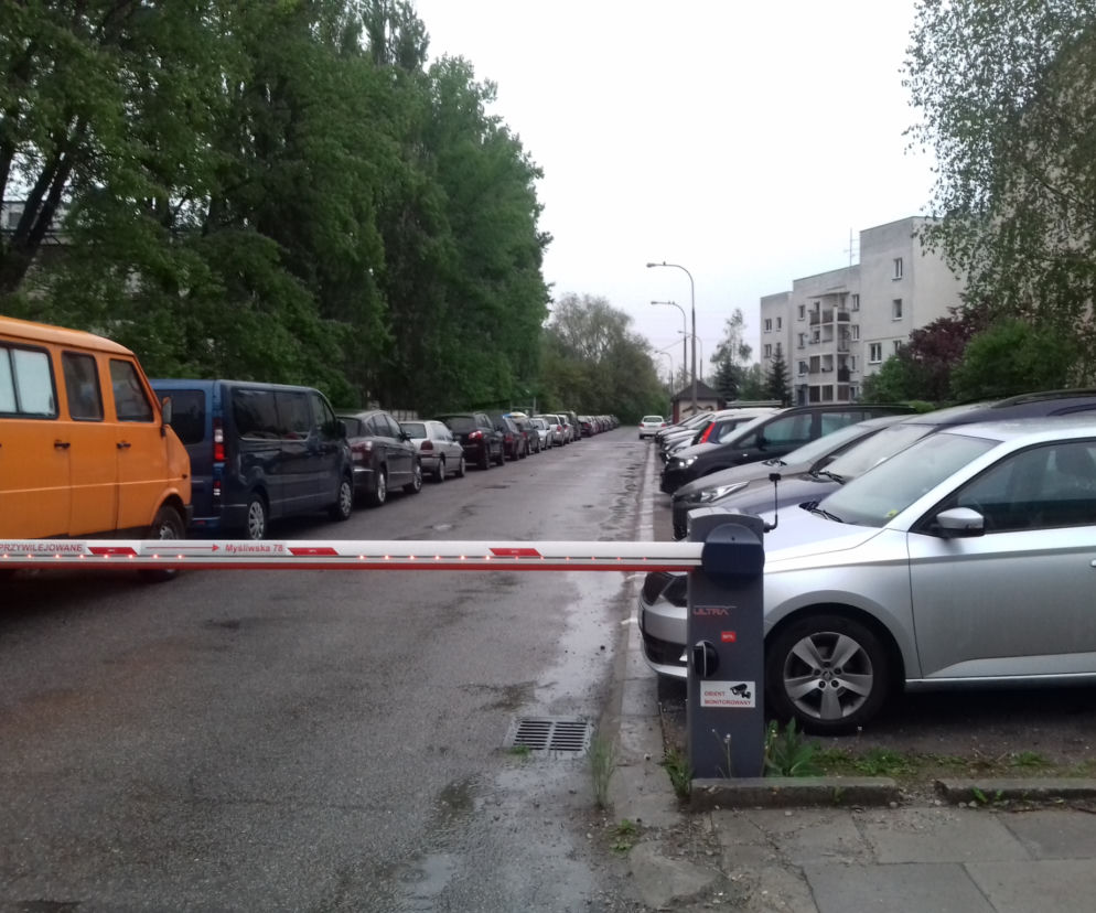 Szlaban uniemożliwający wjazd na teren osiedla przy ulicy Myśliwskiej na Płaszowie