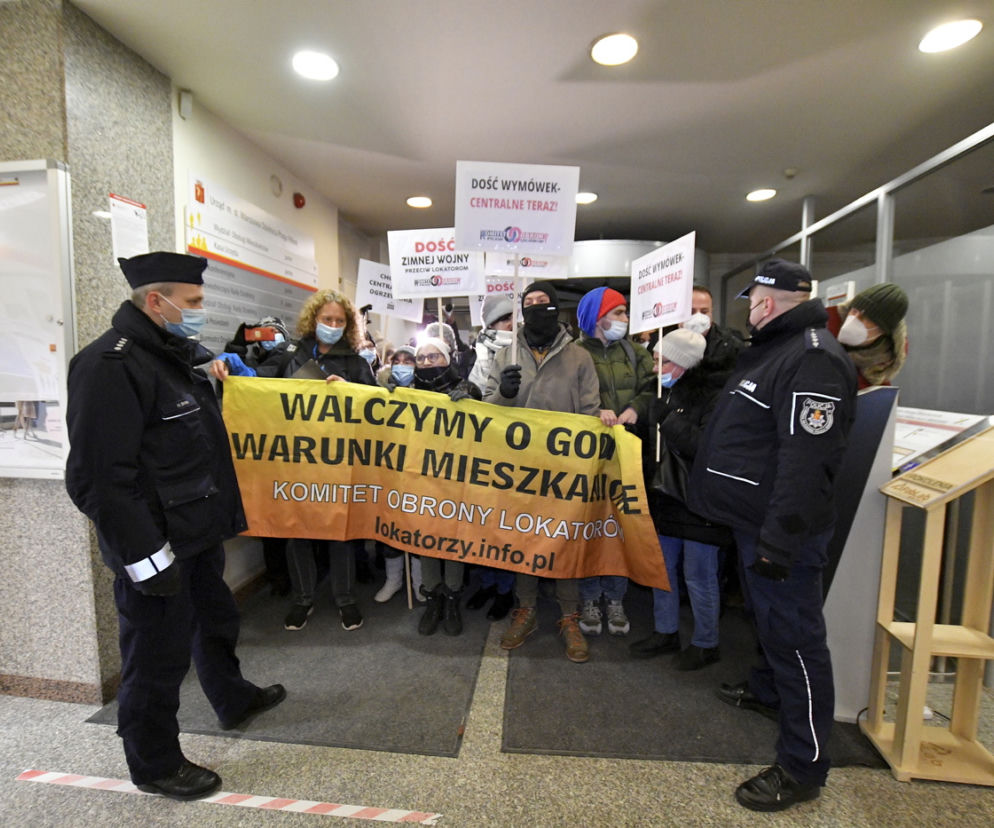 Mamy dość życia bez kaloryferów! Protest pod urzędem dzielnicy Praga-Północ