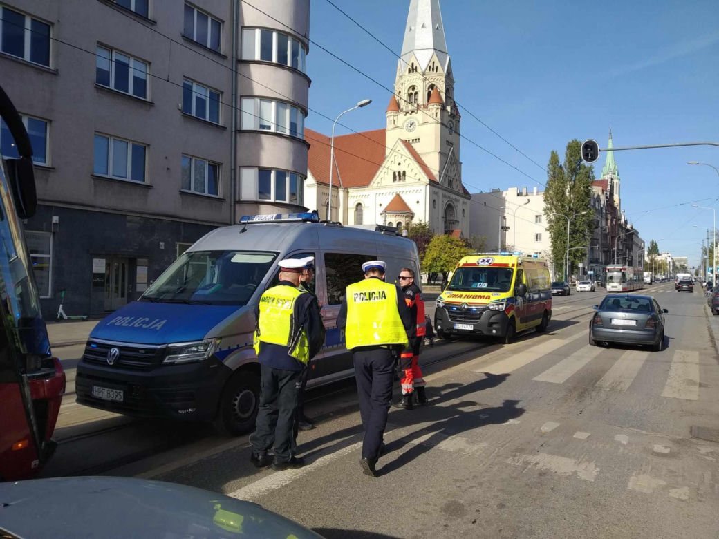 Nagłe zatrzymanie tramwajów przy Piotrkowskiej. Interweniowali ratownicy medyczni