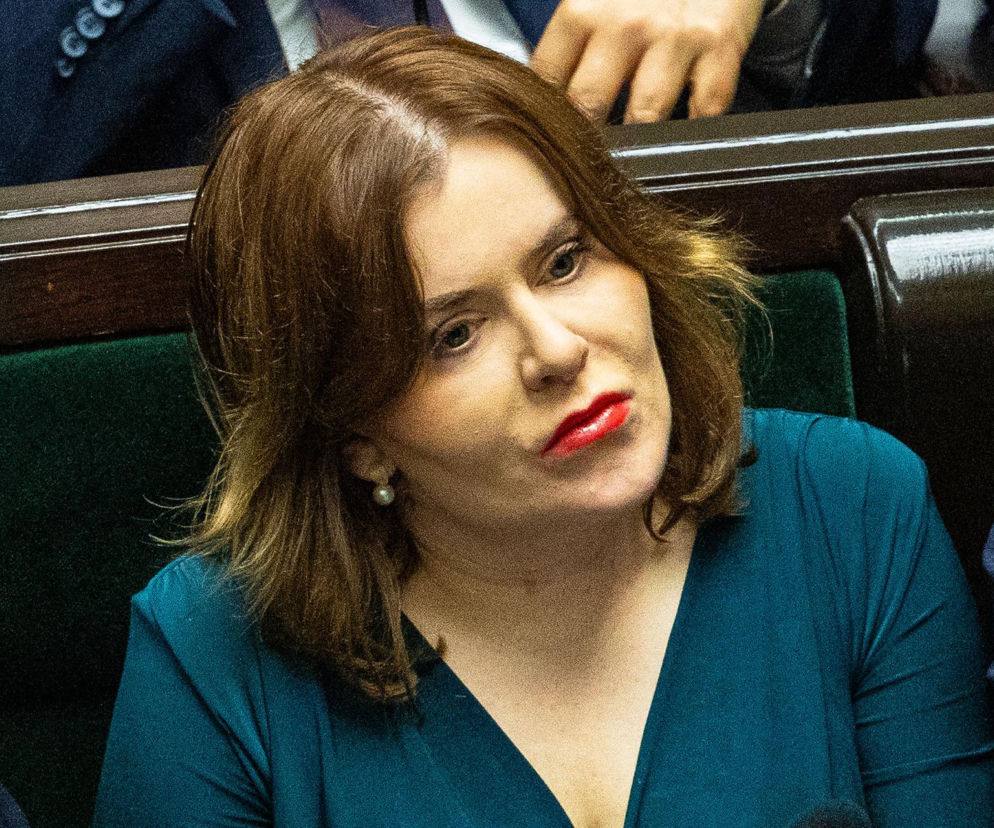 Posłanka Anna Krupka siedząca w ławach sejmowych. O jej krytyce podziału funduszy przeczytasz w serwisie Eska.