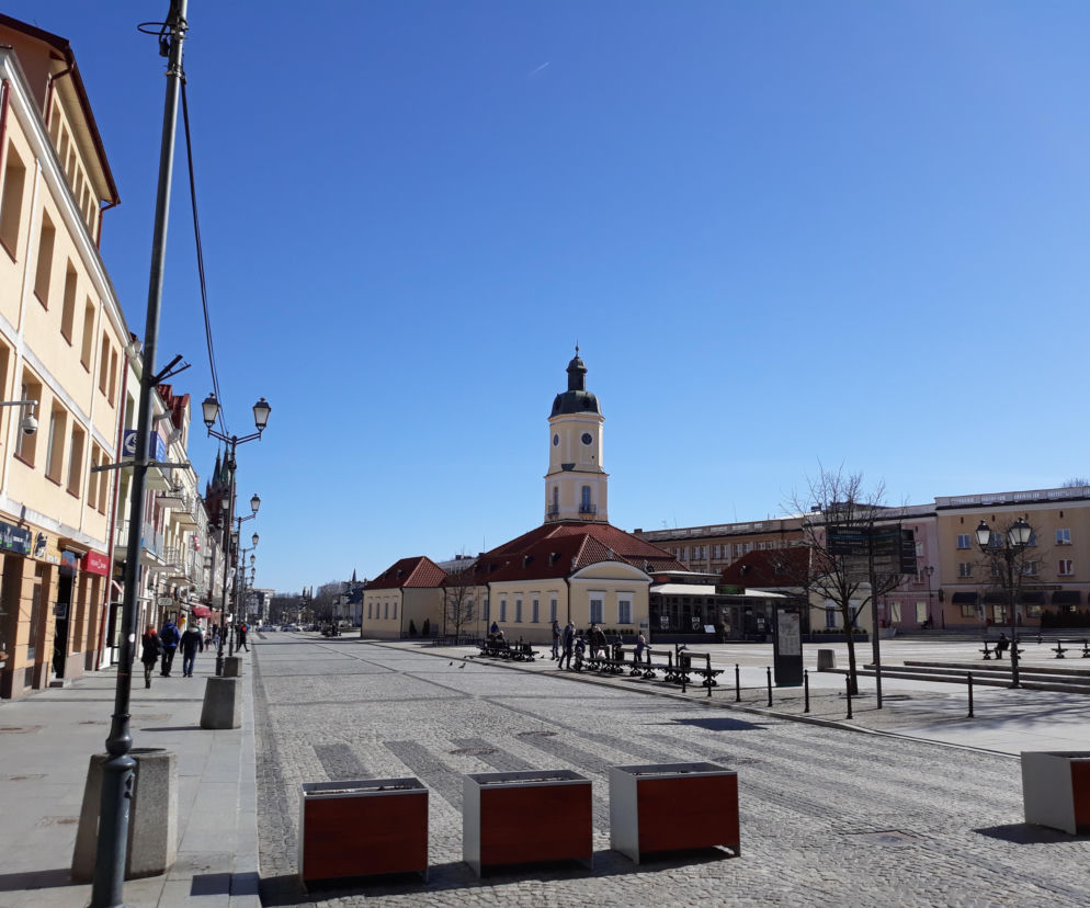 Rynek Kościuszki w Białymstoku przyciąga tłumy. To miejsce tętni życiem o każdej porze roku