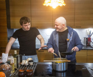 Paweł Kowal z synem gotują kartoflankę