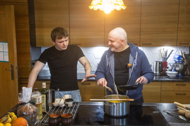 Paweł Kowal z synem gotują kartoflankę
