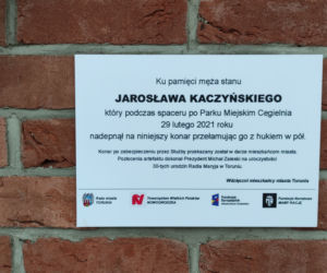 Prześmiewcza tablica pamiątkowa na miejskim szalecie. Ktoś robi sobie żarty z Jarosława Kaczyńskiego i prezydenta Zaleskiego