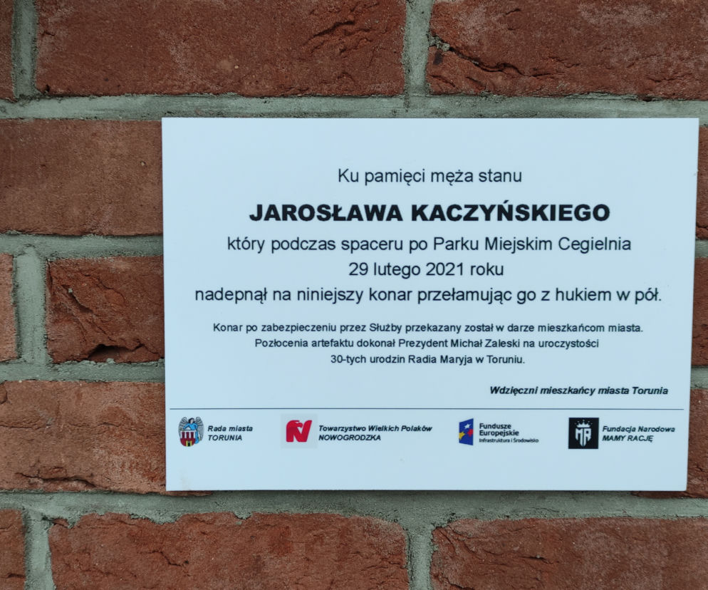 Prześmiewcza tablica pamiątkowa na miejskim szalecie. Ktoś robi sobie żarty z Jarosława Kaczyńskiego i prezydenta Zaleskiego