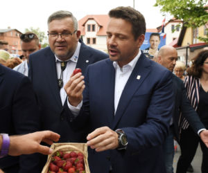 Kartuzy: Trzaskowski poskubał truskawek. Kaszubi go pogonili [ZDJĘCIA]