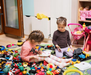 Za dużo zabawek w pokoju dziecka? Poznaj prosty sposób na bałagan i nudę