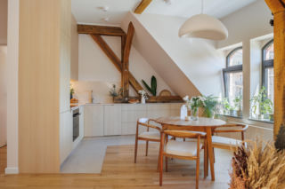 Jasne, przytulne i stylowe. Wyjątkowe poddasze we Wrocławiu w estetyce japandi