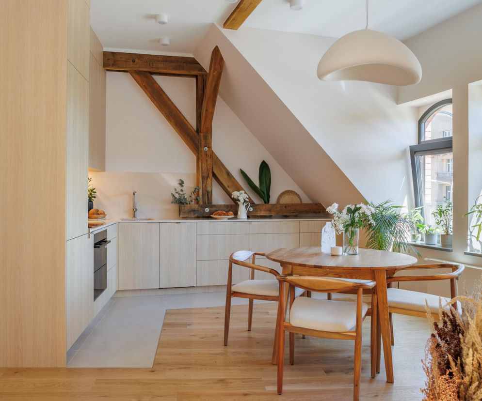 Biel i drewno na poddaszu