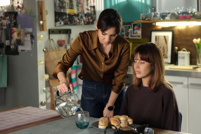 M jak miłość, odcinek 1924. Kama (Michalina Sosna), Aneta (Ilona Janyst)