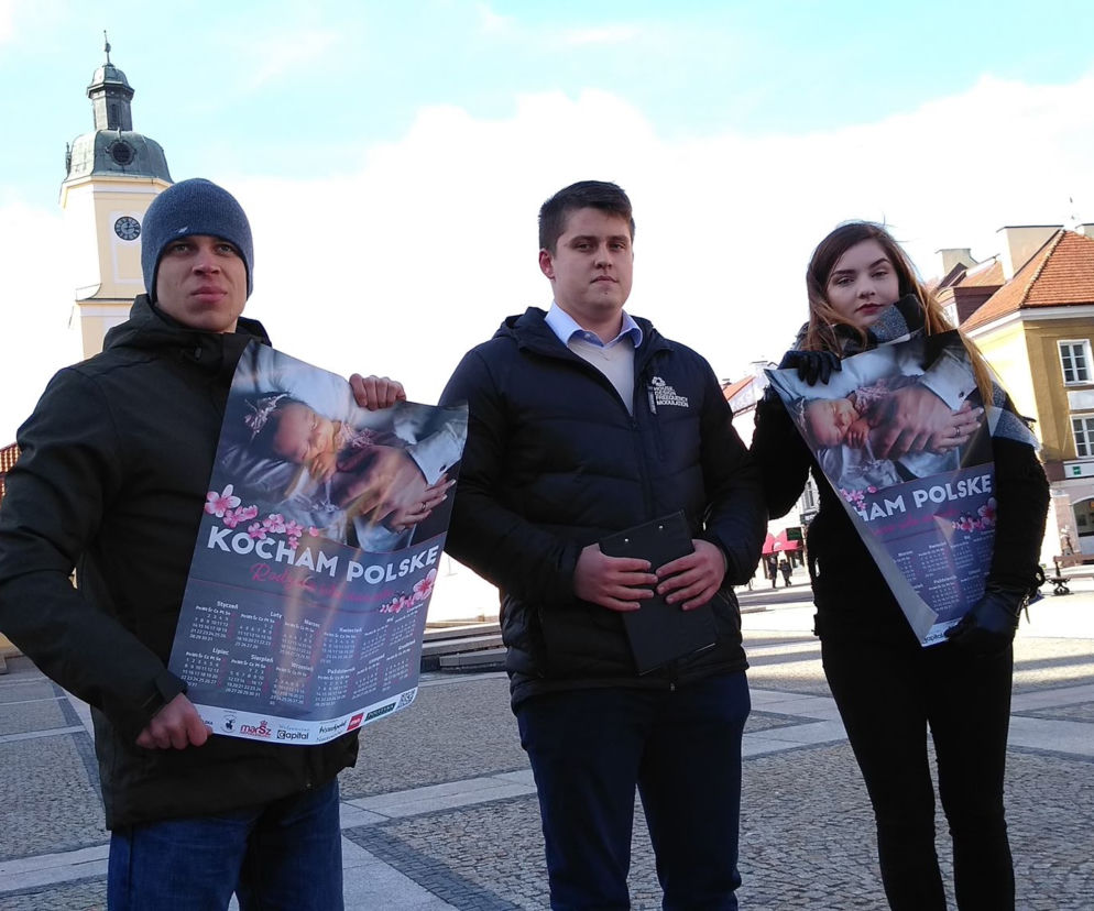 Białostocka Młodzież Wszechpolska promuje miłość do ojczyzny i rozdaje kalendarze [AUDIO]