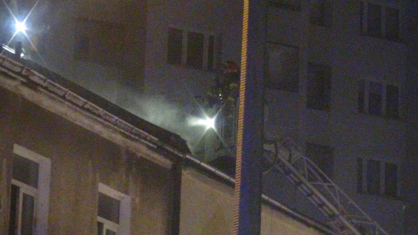 Wielki dym i ogień na Targówku. Pożar kamienicy, w akcji strażacy